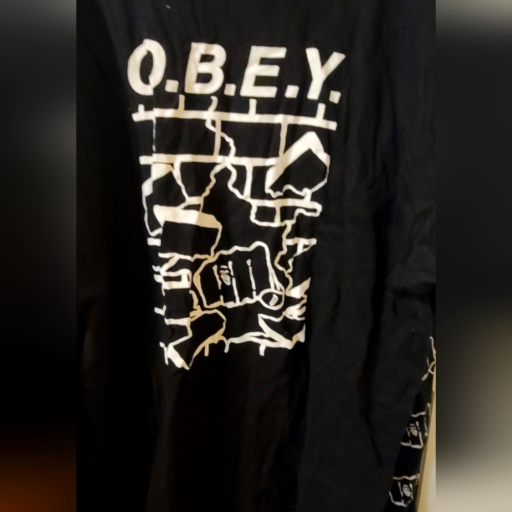 XL OBEY FACE IN FIST LS TEE